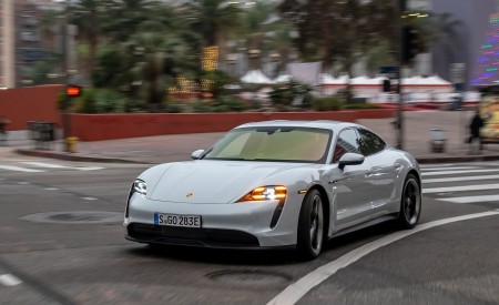 2020 Porsche Taycan 4S (Color: Carrara White Metallic) Front Three-Quarter Wallpapers 450x275 (149)