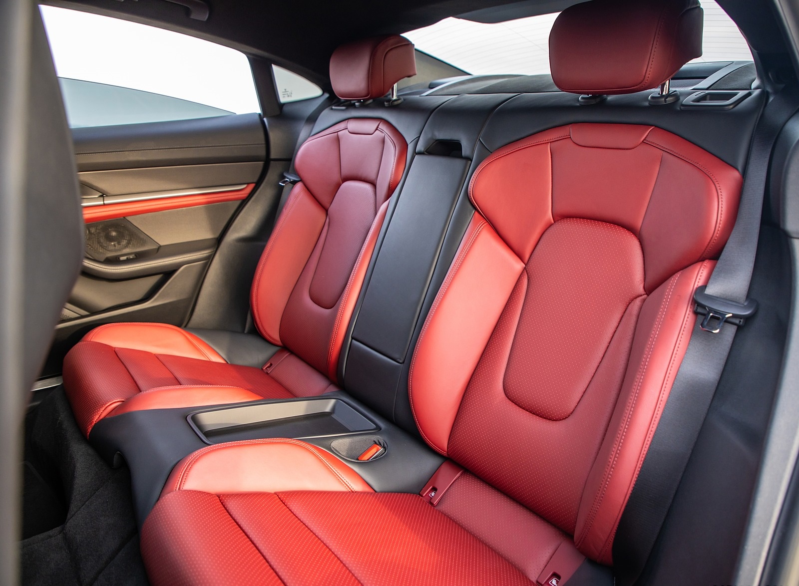 2020 Porsche Taycan 4S (Color: Carrara White Metallic) Interior Rear Seats Wallpapers #171 of 194