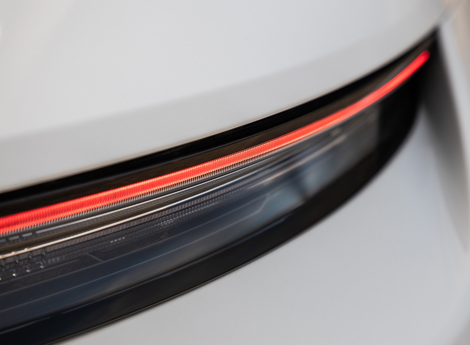 2020 Porsche Taycan 4S (Color: Carrara White Metallic) Tail Light Wallpapers #156 of 194