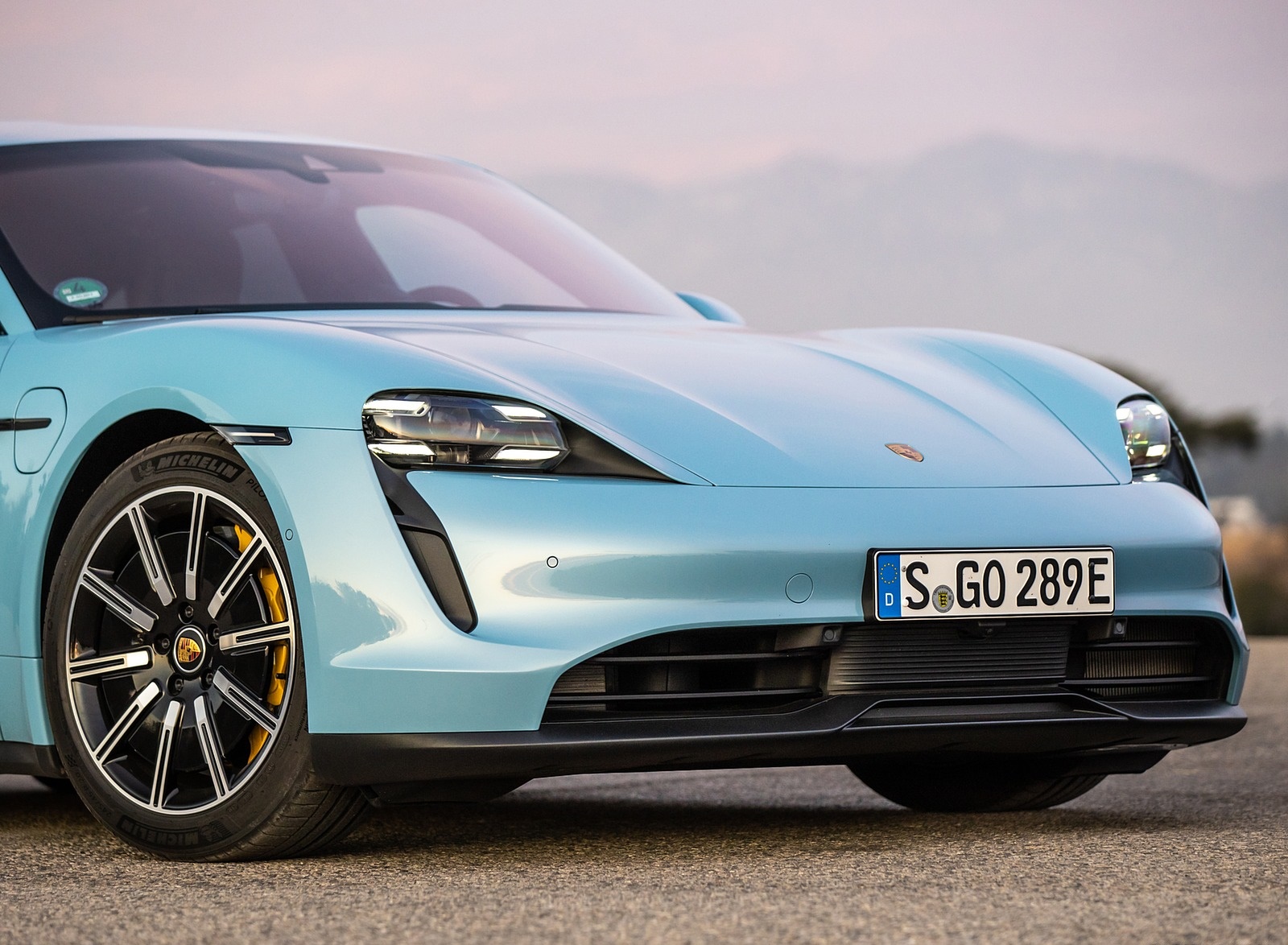 Porsche Taycan синий