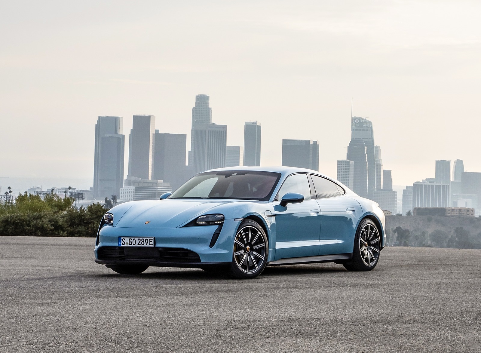 2020 Porsche Taycan 4S (Color: Frozen Blue Metallic) Front Three-Quarter Wallpapers #77 of 194