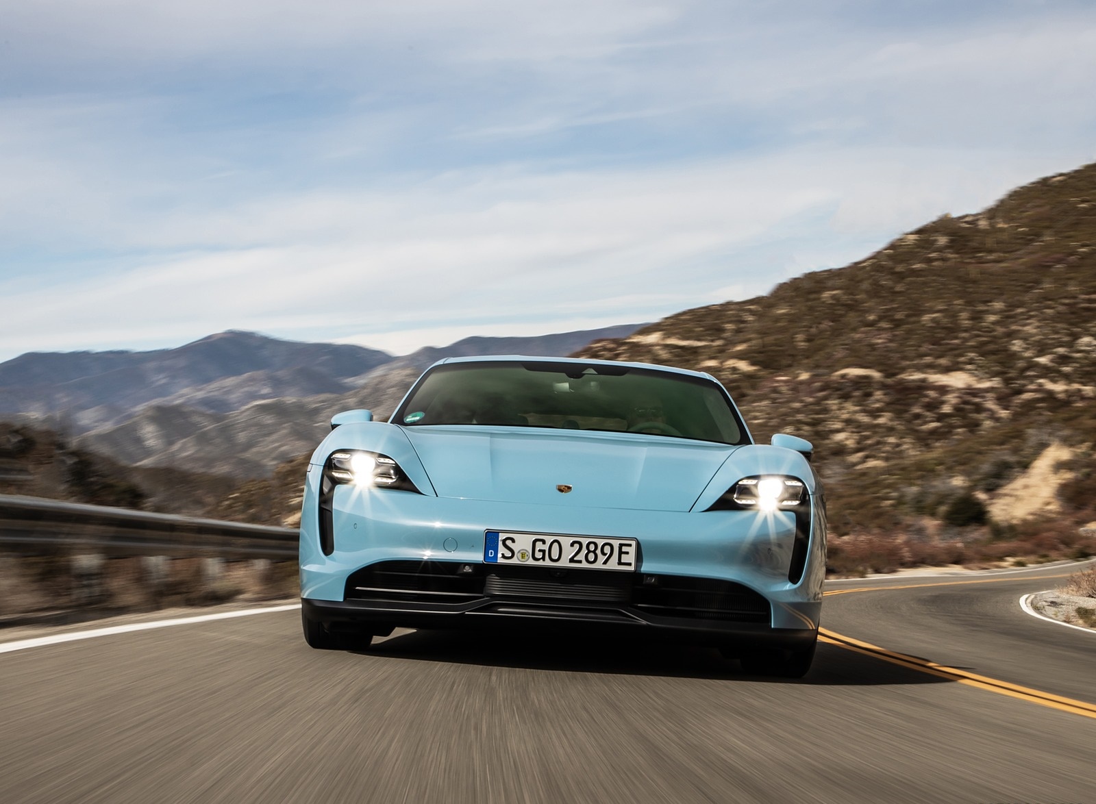 Porsche Taycan синий