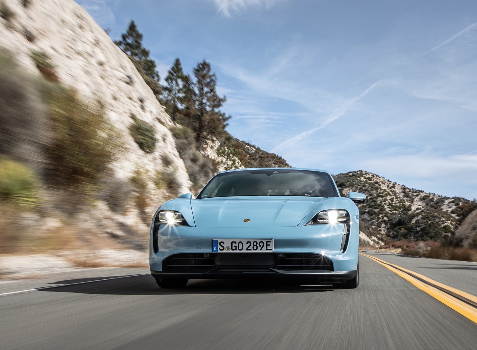 Porsche Taycan синий