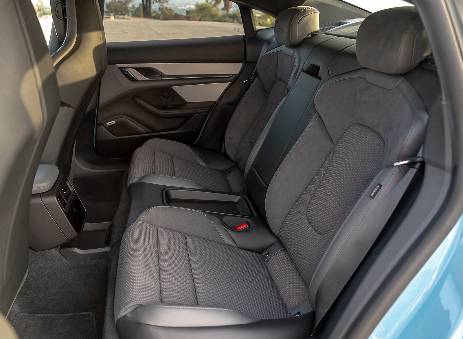 2020 Porsche Taycan 4S (Color: Frozen Blue Metallic) Interior Rear Seats Wallpapers #113 of 194