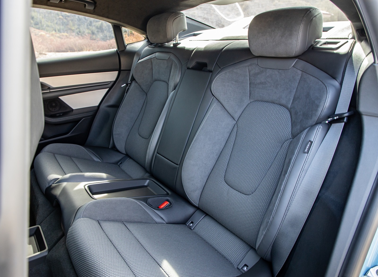 2020 Porsche Taycan 4S (Color: Frozen Blue Metallic) Interior Rear Seats Wallpapers #112 of 194
