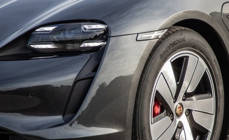 2020 Porsche Taycan 4S (Color: Volcano Grey Metallic) Headlight Wallpapers 450x275 (32)