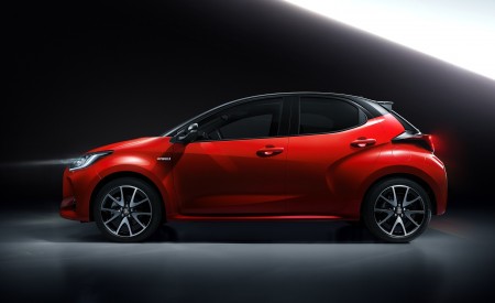 2020 Toyota Yaris Side Wallpapers 450x275 (17)