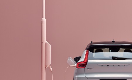 2020 Volvo XC40 Recharge P8 AWD (Color: Glacier Silver) Charging Wallpapers 450x275 (9)