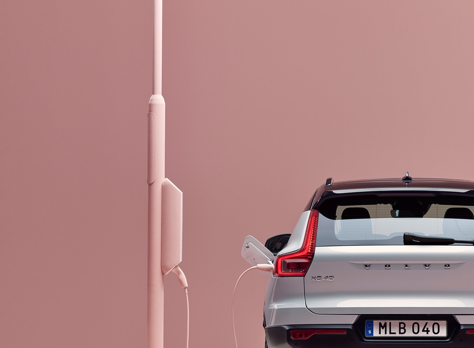 2020 Volvo XC40 Recharge P8 AWD (Color: Glacier Silver) Charging Wallpapers (9)