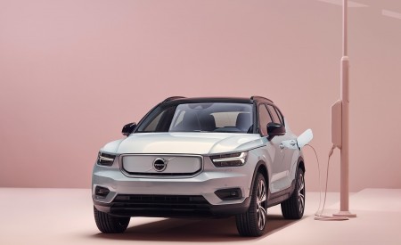 2020 Volvo XC40 Recharge P8 AWD (Color: Glacier Silver) Front Three-Quarter Wallpapers 450x275 (7)