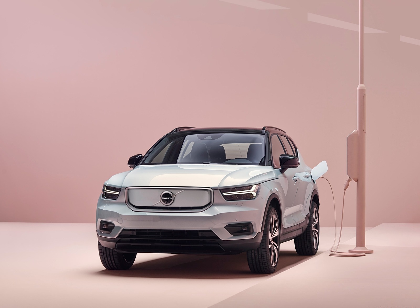 2020 Volvo XC40 Recharge P8 AWD (Color: Glacier Silver) Front Three-Quarter Wallpapers #7 of 48