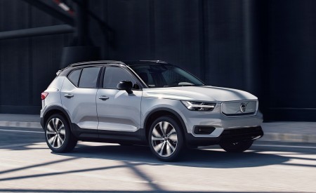 2020 Volvo XC40 Recharge P8 AWD (Color: Glacier Silver) Front Three-Quarter Wallpapers 450x275 (2)