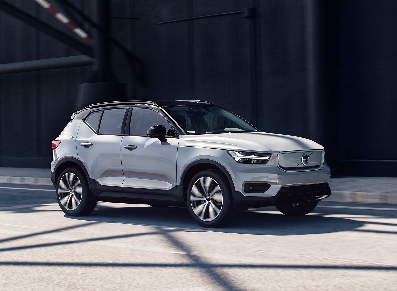 2020 Volvo XC40 Recharge P8 AWD (Color: Glacier Silver) Front Three-Quarter Wallpapers (2)