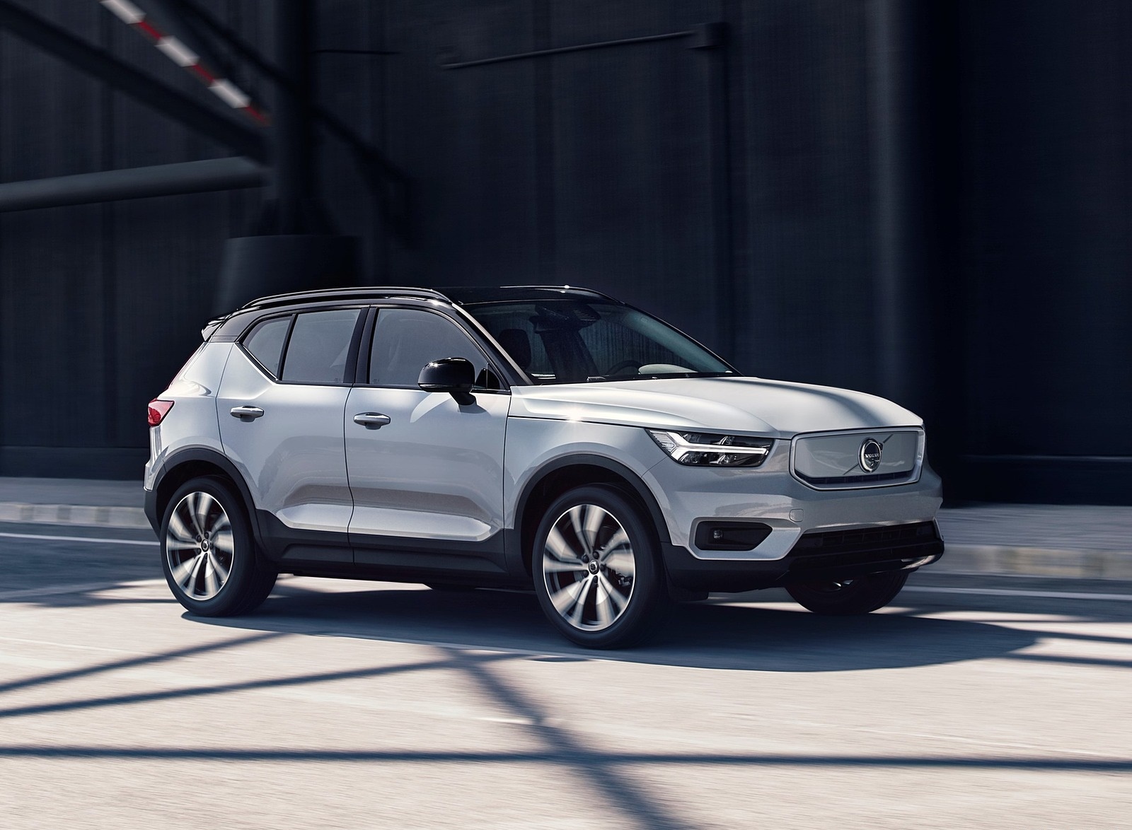 2020 Volvo XC40 Recharge P8 AWD (Color: Glacier Silver) Front Three-Quarter Wallpapers #2 of 48