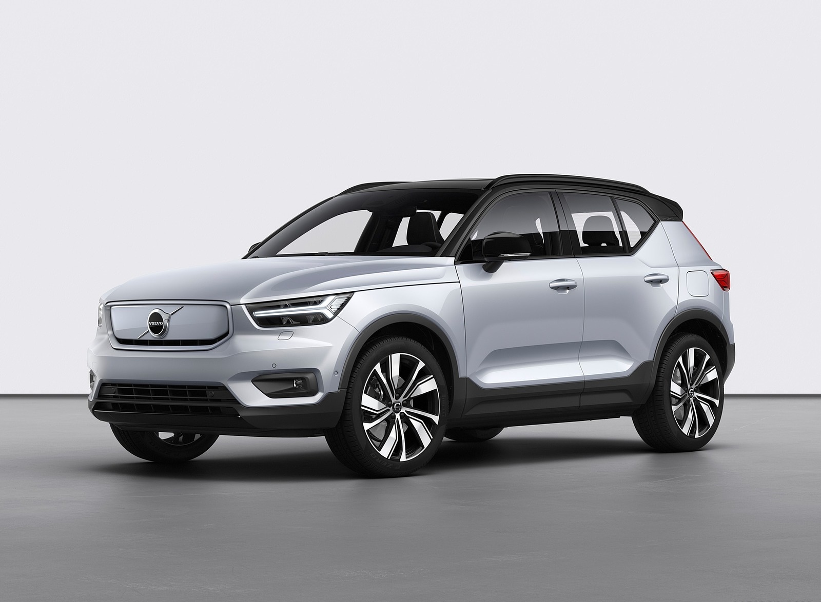 2020 Volvo XC40 Recharge P8 AWD (Color: Glacier Silver) Front Three-Quarter Wallpapers #16 of 48