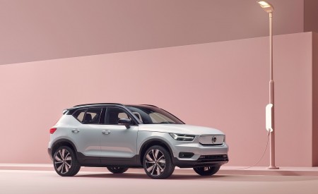 2020 Volvo XC40 Recharge P8 AWD (Color: Glacier Silver) Front Three-Quarter Wallpapers 450x275 (6)