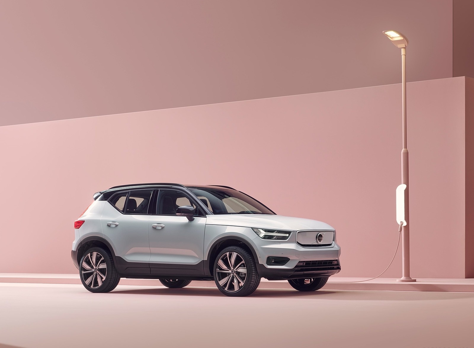 2020 Volvo XC40 Recharge P8 AWD (Color: Glacier Silver) Front Three-Quarter Wallpapers (6)