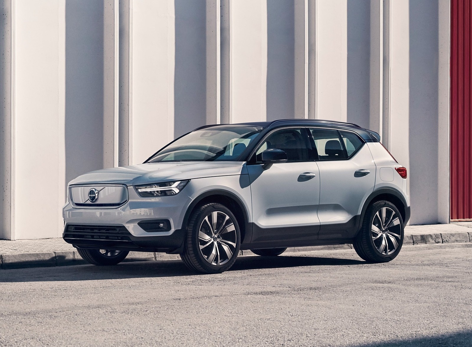 2020 Volvo XC40 Recharge P8 AWD (Color: Glacier Silver) Front Three-Quarter Wallpapers (1)