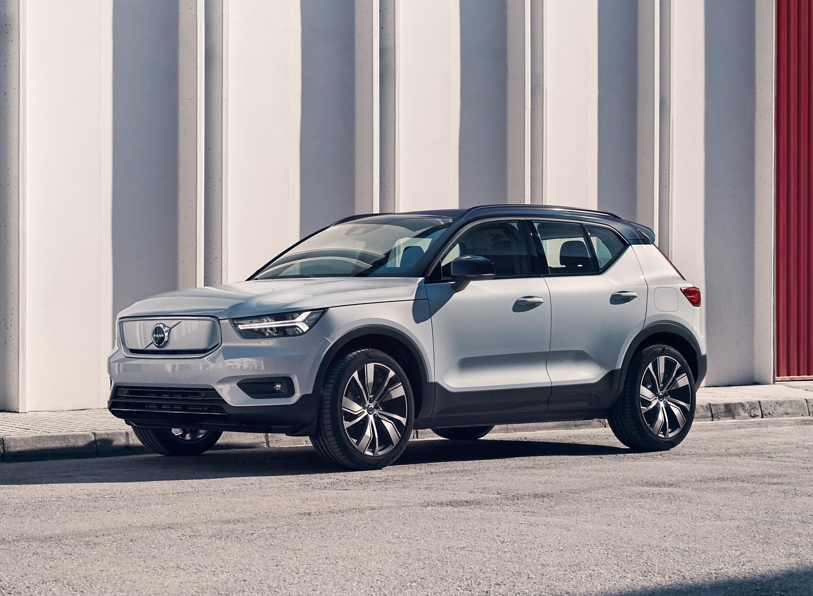 2020 Volvo XC40 Recharge P8 AWD (Color: Glacier Silver) Front Three-Quarter Wallpapers #1 of 48