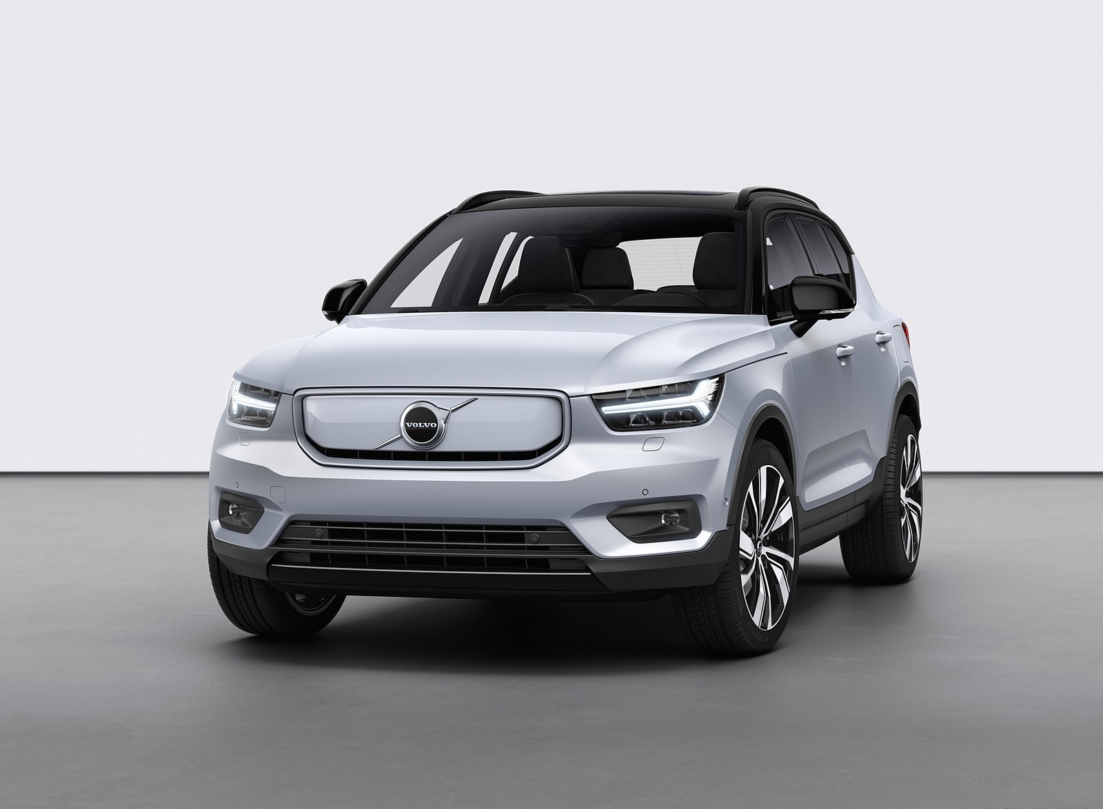 2020 Volvo XC40 Recharge P8 AWD (Color: Glacier Silver) Front Wallpapers #17 of 48