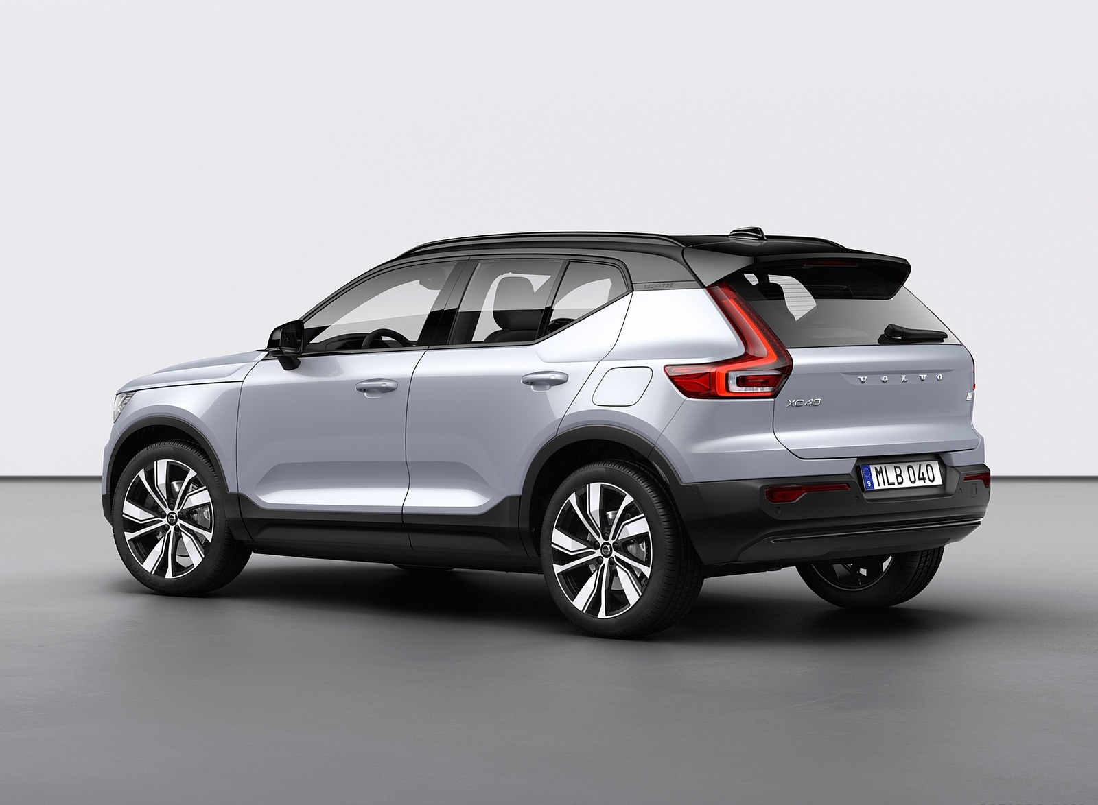 2020 Volvo XC40 Recharge P8 AWD (Color: Glacier Silver) Rear Three-Quarter Wallpapers #18 of 48