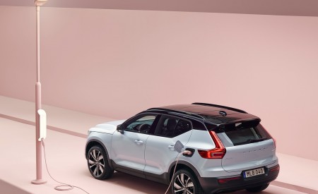 2020 Volvo XC40 Recharge P8 AWD (Color: Glacier Silver) Rear Three-Quarter Wallpapers 450x275 (5)
