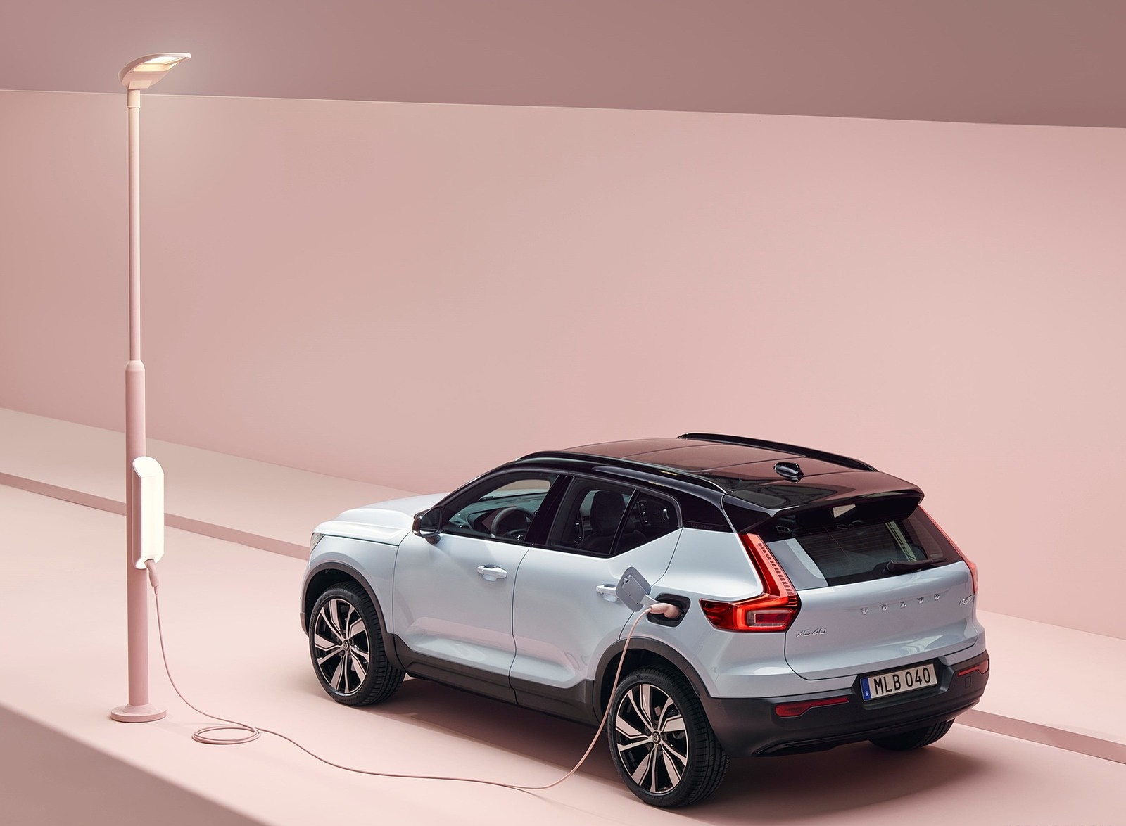 2020 Volvo XC40 Recharge P8 AWD (Color: Glacier Silver) Rear Three-Quarter Wallpapers (5)