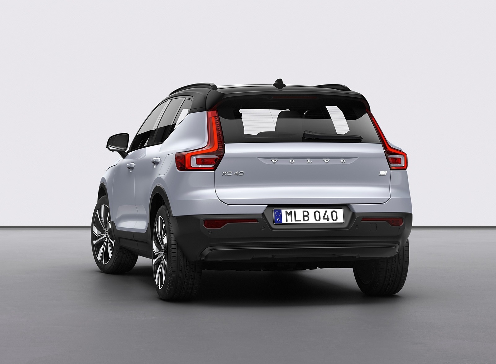 2020 Volvo XC40 Recharge P8 AWD (Color: Glacier Silver) Rear Wallpapers #19 of 48