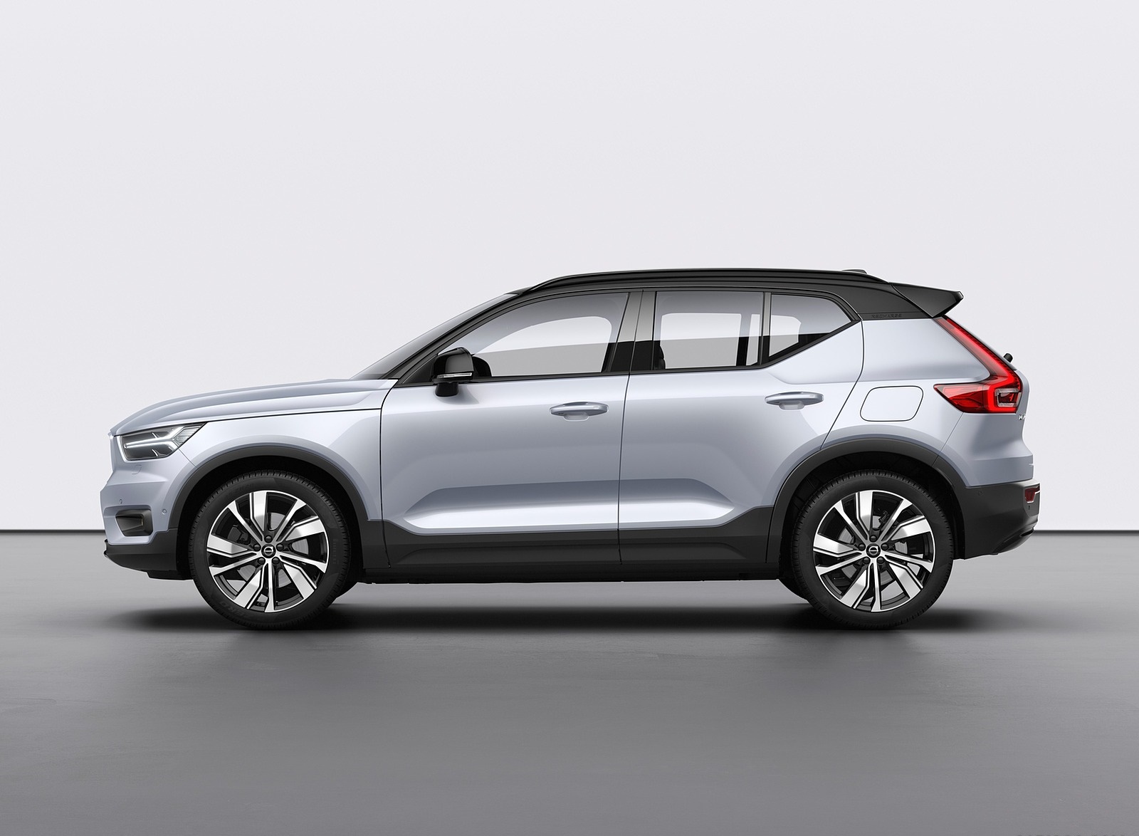 2020 Volvo XC40 Recharge P8 AWD (Color: Glacier Silver) Side Wallpapers #20 of 48