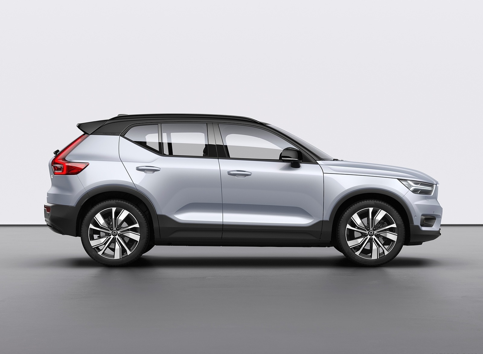 2020 Volvo XC40 Recharge P8 AWD (Color: Glacier Silver) Side Wallpapers #21 of 48