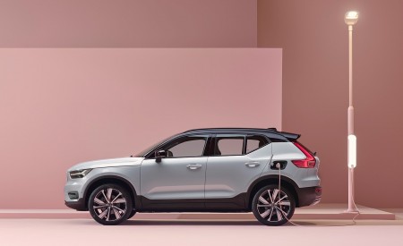 2020 Volvo XC40 Recharge P8 AWD (Color: Glacier Silver) Side Wallpapers 450x275 (4)