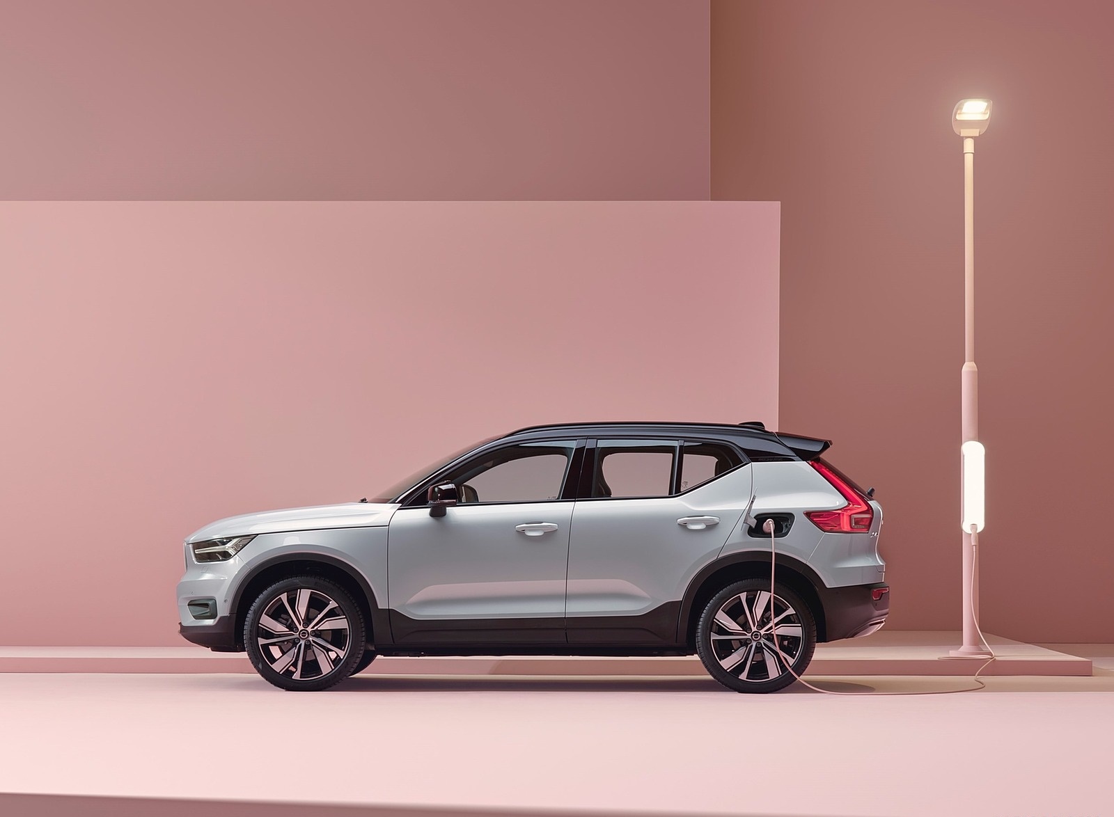 2020 Volvo XC40 Recharge P8 AWD (Color: Glacier Silver) Side Wallpapers #4 of 48