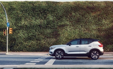 2020 Volvo XC40 Recharge P8 AWD (Color: Glacier Silver) Side Wallpapers 450x275 (3)