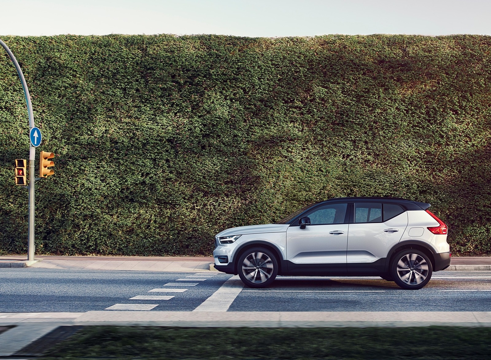 2020 Volvo XC40 Recharge P8 AWD (Color: Glacier Silver) Side Wallpapers (3)
