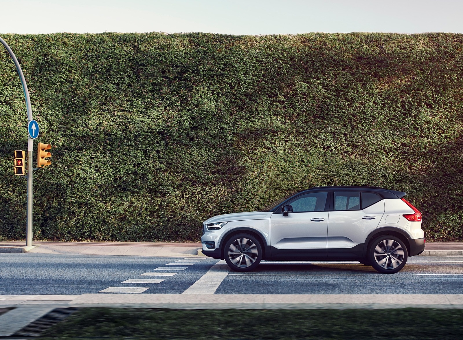 2020 Volvo XC40 Recharge P8 AWD (Color: Glacier Silver) Side Wallpapers #3 of 48