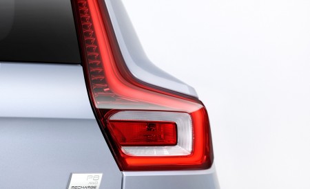 2020 Volvo XC40 Recharge P8 AWD (Color: Glacier Silver) Tail Light Wallpapers 450x275 (22)