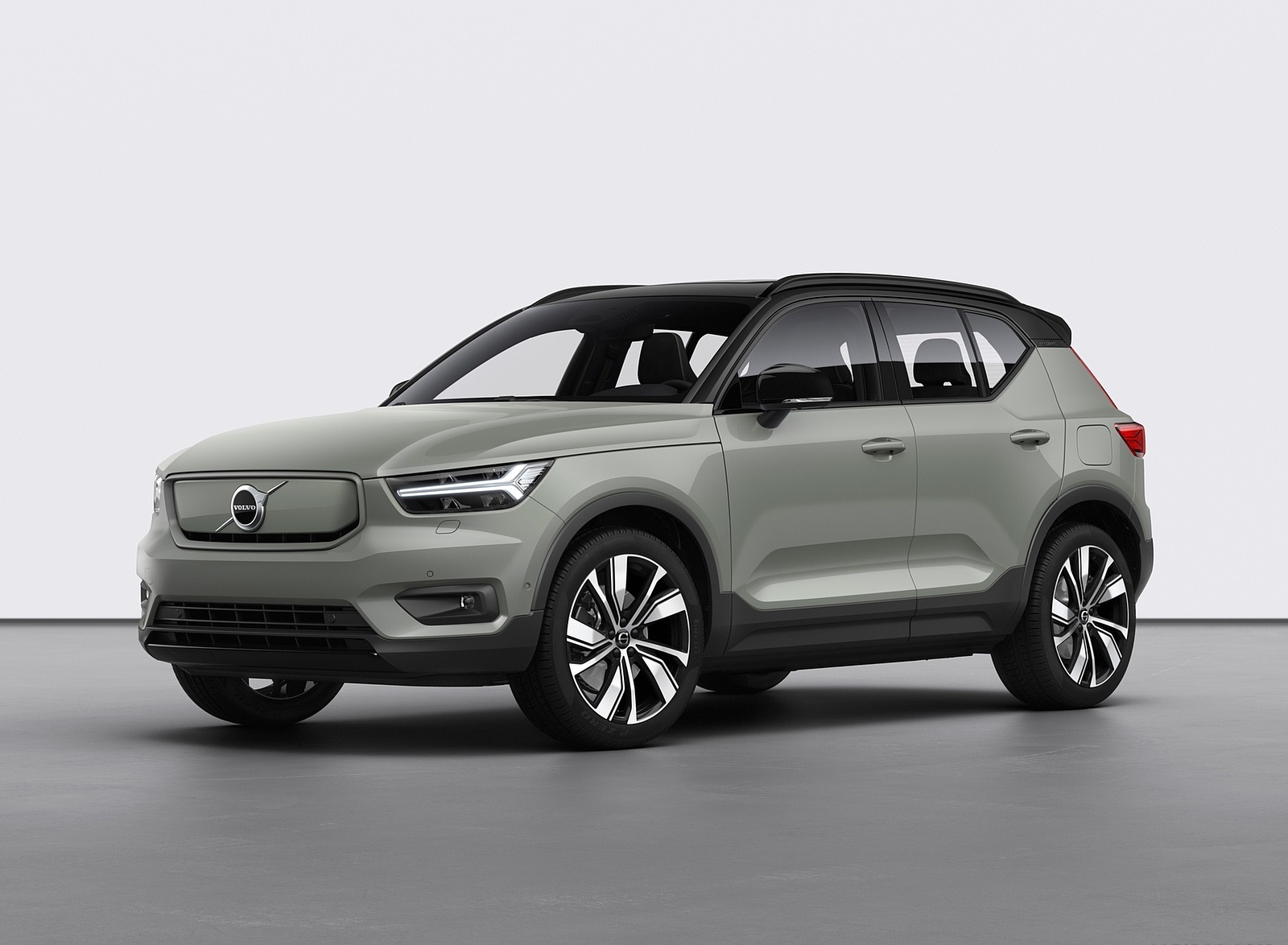 2020 Volvo XC40 Recharge P8 AWD (Color: Sage Green) Front Three-Quarter Wallpapers (10)