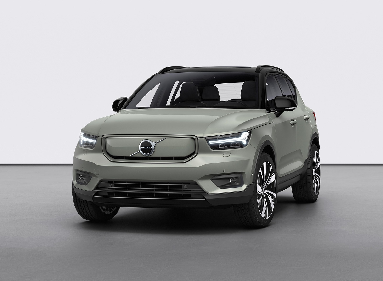 2020 Volvo XC40 Recharge P8 AWD (Color: Sage Green) Front Wallpapers #11 of 48