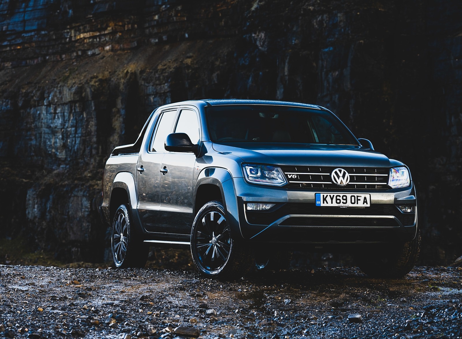 2019 Volkswagen Amarok Black Edition (UK-Spec) Front Three-Quarter Wallpapers #25 of 40