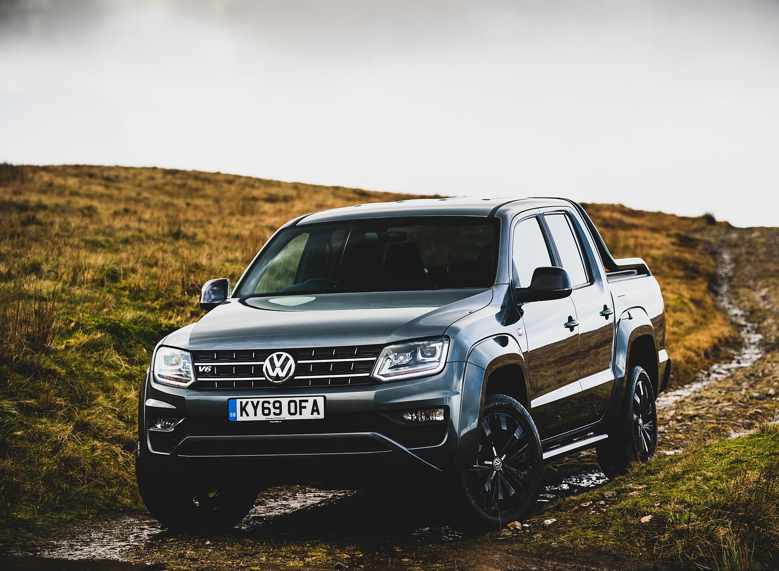2019 Volkswagen Amarok Black Edition (UK-Spec) Front Three-Quarter Wallpapers #13 of 40