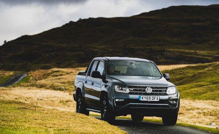 2019 Volkswagen Amarok Black Edition (UK-Spec) Front Wallpapers 450x275 (1)