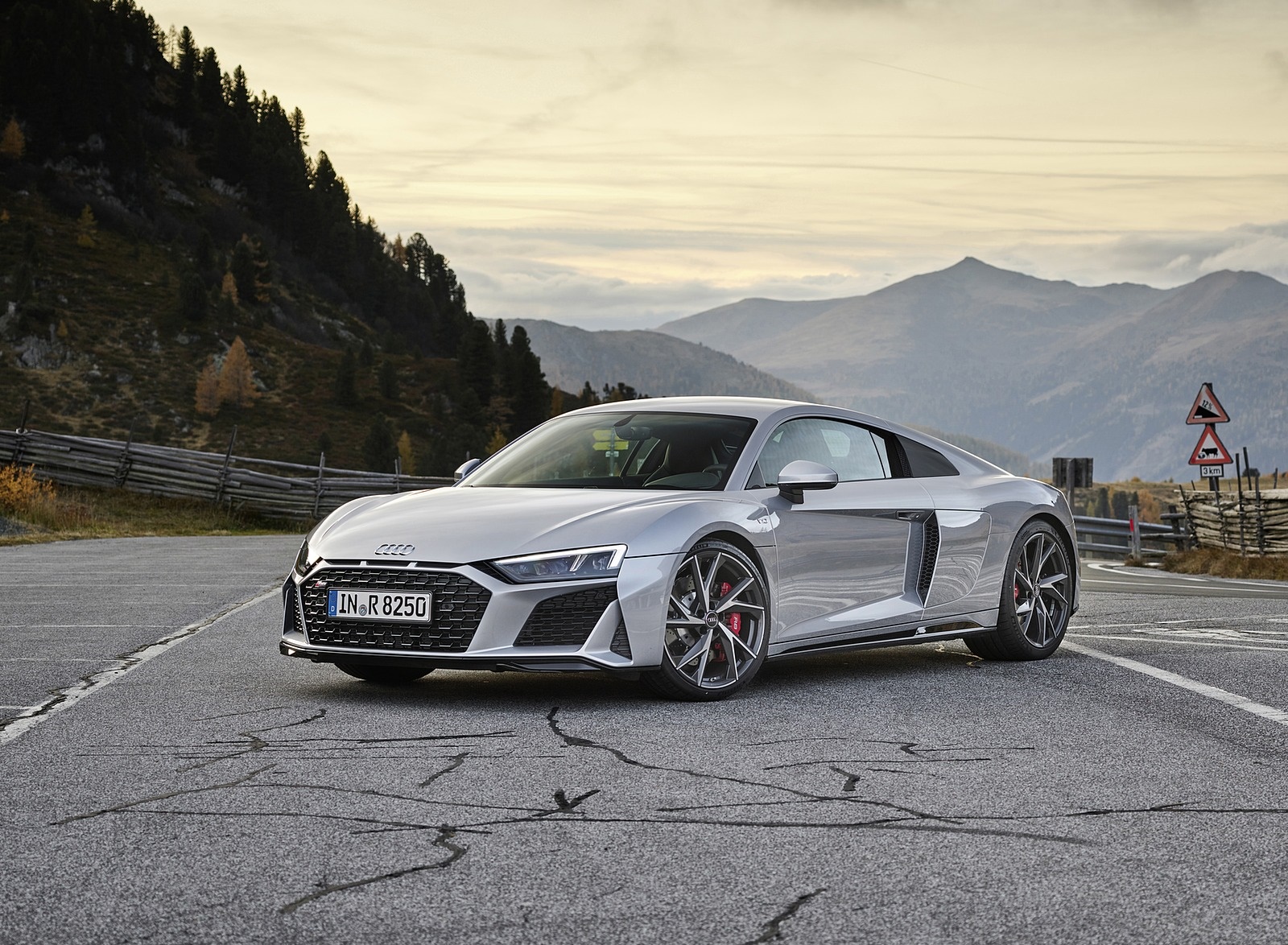 2020 Audi R8 V10 RWD Coupe (Color: Florett Silver) Front Three-Quarter Wallpapers #18 of 151