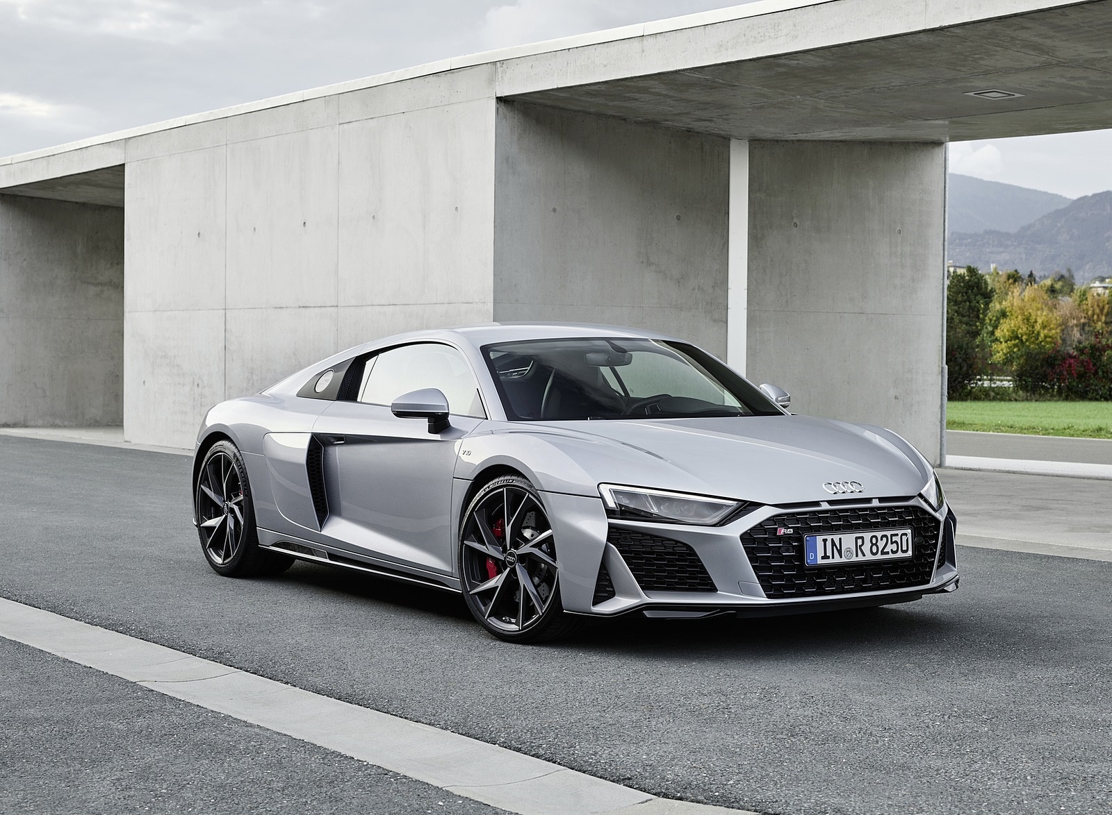 2020 Audi R8 V10 RWD Coupe (Color: Florett Silver) Front Three-Quarter Wallpapers #17 of 151