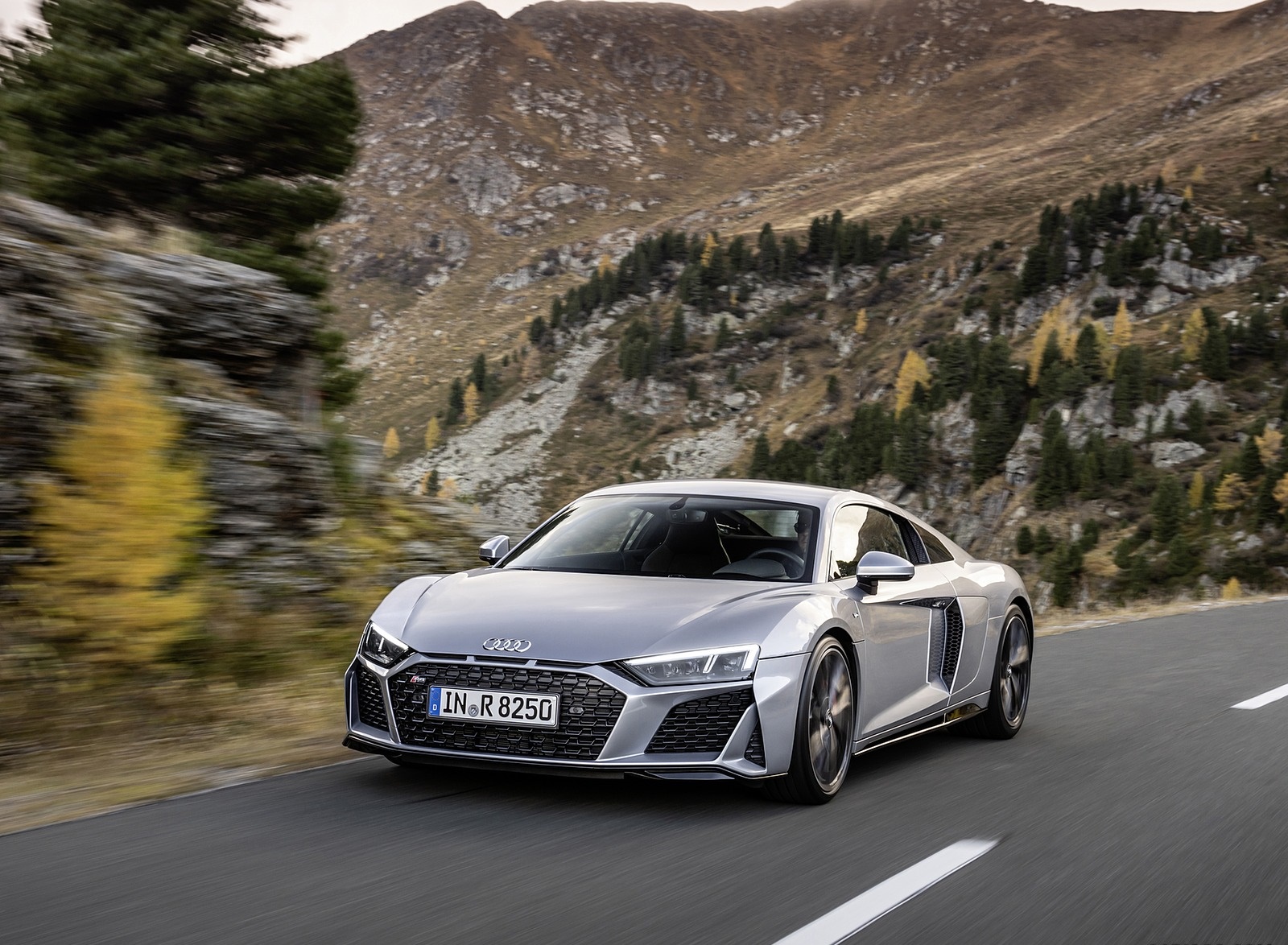 2020 Audi R8 V10 RWD Coupe (Color: Florett Silver) Front Three-Quarter Wallpapers (4)