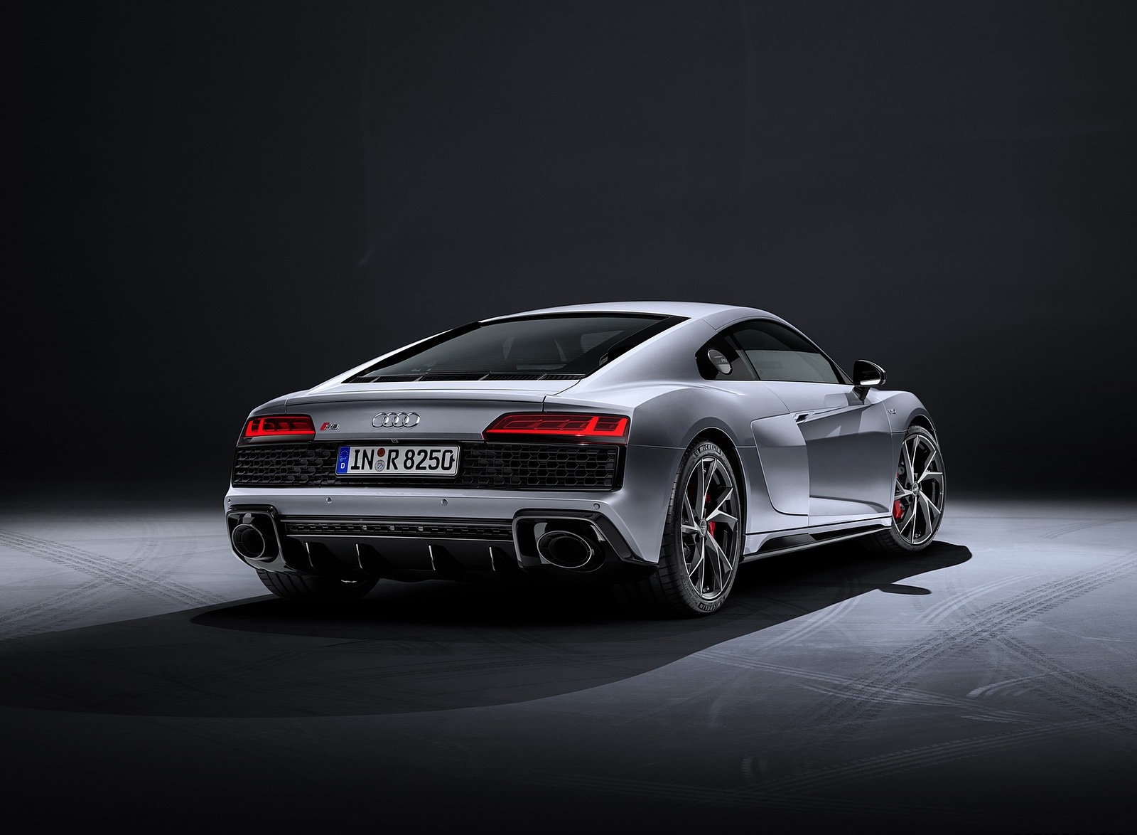 2020 Audi R8 V10 RWD Coupe (Color: Florett Silver) Rear Three-Quarter Wallpapers #25 of 151