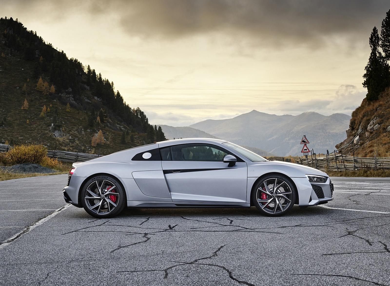 2020 Audi R8 V10 RWD Coupe (Color: Florett Silver) Side Wallpapers #14 of 151