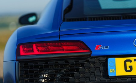 2020 Audi R8 V10 RWD Coupe (UK-Spec) Tail Light Wallpapers 450x275 (109)