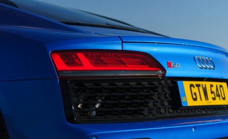 2020 Audi R8 V10 RWD Coupe (UK-Spec) Tail Light Wallpapers 450x275 (111)