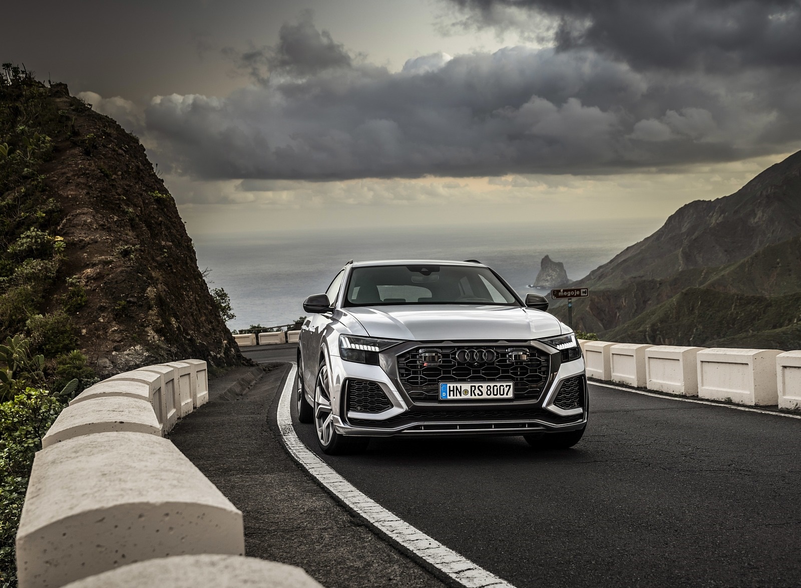 2020 Audi RS Q8 (Color: Florett Silver) Front Wallpapers #72 of 196