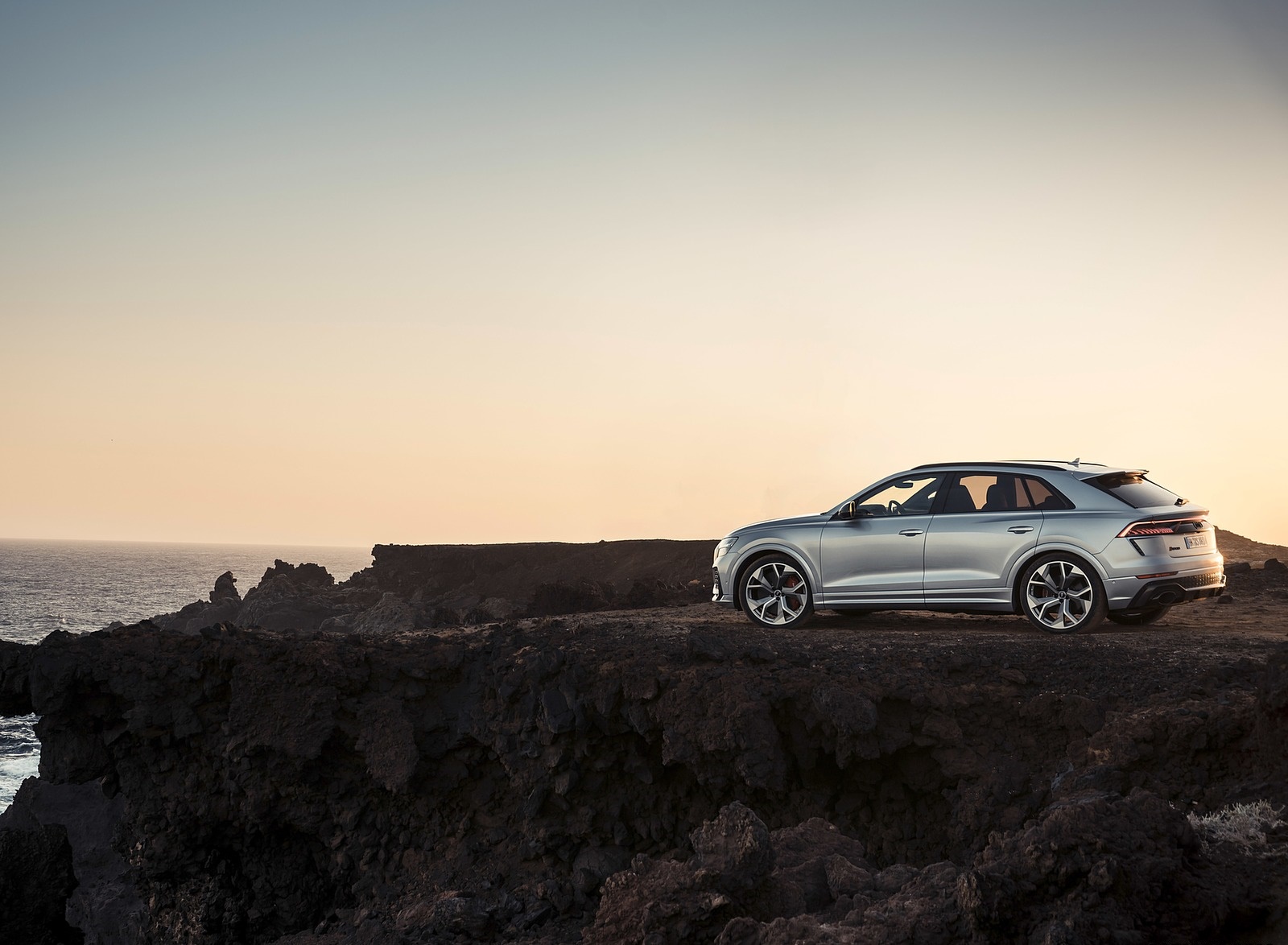 2020 Audi RS Q8 (Color: Florett Silver) Side Wallpapers #111 of 196